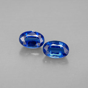 カラットの天然ブルーカイヤナイト（6.1×4.1 mm・オーバルカット）