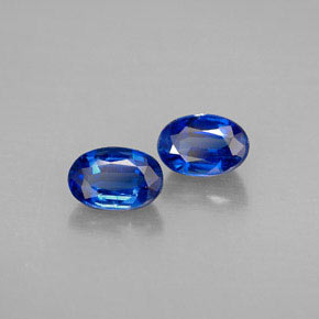 カラットの天然ブルーカイヤナイト（6.1×4.1 mm・オーバルカット）