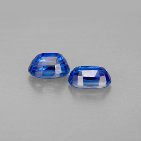カラットの天然ブルーカイヤナイト（6.1×4.1 mm・オーバルカット）