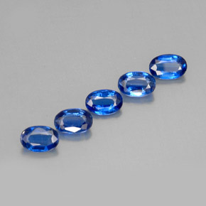 カラットの天然ブルーカイヤナイト（6×4.1 mm・オーバルカット）