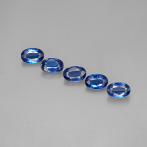 カラットの天然ブルーカイヤナイト（6×4.1 mm・オーバルカット）