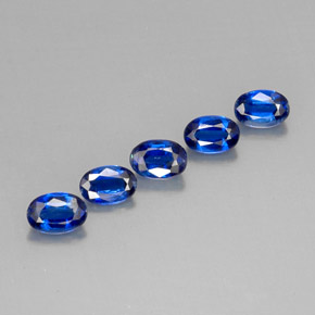 カラットの天然ブルーカイヤナイト（5.9×4 mm・オーバルカット）