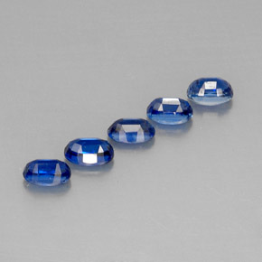 カラットの天然ブルーカイヤナイト（5.9×4 mm・オーバルカット）