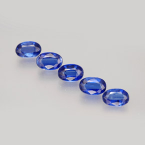 カラットの天然ブルーカイヤナイト（5.9×4.1 mm・オーバルカット）