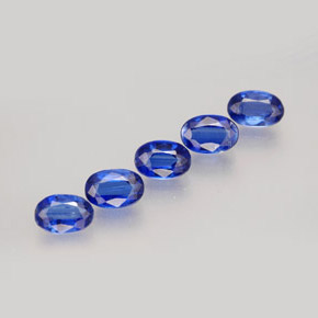 カラットの天然ブルーカイヤナイト（5.9×4.1 mm・オーバルカット）
