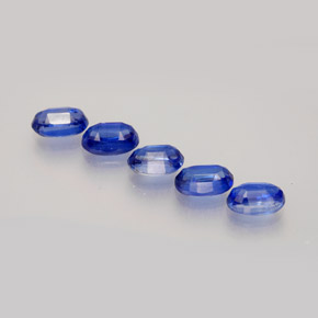 カラットの天然ブルーカイヤナイト（5.9×4.1 mm・オーバルカット）
