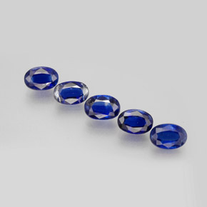 カラットの天然ブルーカイヤナイト（6.1×4.2 mm・オーバルカット）