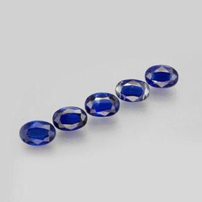 カラットの天然ブルーカイヤナイト（6.1×4.2 mm・オーバルカット）