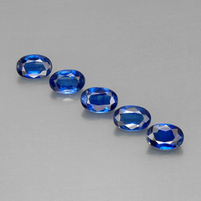 カラットの天然ブルーカイヤナイト（6×4.2 mm・オーバルカット）