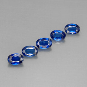 カラットの天然ブルーカイヤナイト（6×4.2 mm・オーバルカット）