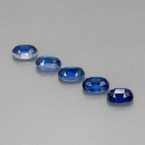 カラットの天然ブルーカイヤナイト（6×4.2 mm・オーバルカット）