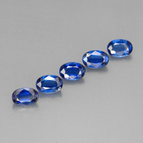 カラットの天然ブルーカイヤナイト（6.1×4.1 mm・オーバルカット）
