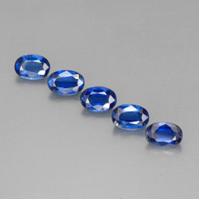 カラットの天然ブルーカイヤナイト（6.1×4.1 mm・オーバルカット）