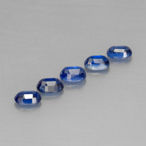 カラットの天然ブルーカイヤナイト（6.1×4.1 mm・オーバルカット）
