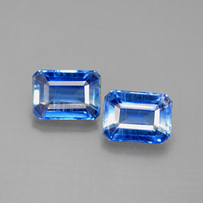 カラットの天然ブルーカイヤナイト（7.1×5.1 mm・エメラルドカット）