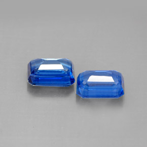 カラットの天然ブルーカイヤナイト（7.1×5.1 mm・エメラルドカット）