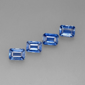 カラットの天然ブルーカイヤナイト（7.2×5.2 mm・エメラルドカット）