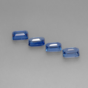 カラットの天然ブルーカイヤナイト（7.2×5.2 mm・エメラルドカット）