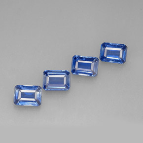 カラットの天然ブルーカイヤナイト（7.2×5.2 mm・エメラルドカット）