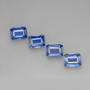 カラットの天然ブルーカイヤナイト（7.2×5.2 mm・エメラルドカット）
