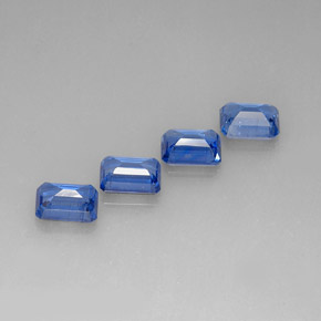カラットの天然ブルーカイヤナイト（7.2×5.2 mm・エメラルドカット）
