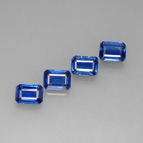 カラットの天然ブルーカイヤナイト（7.2×5.2 mm・エメラルドカット）