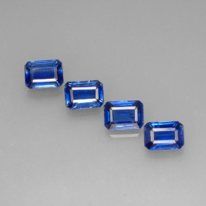 カラットの天然ブルーカイヤナイト（7.2×5.2 mm・エメラルドカット）