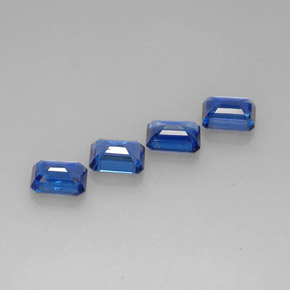 カラットの天然ブルーカイヤナイト（7.2×5.2 mm・エメラルドカット）