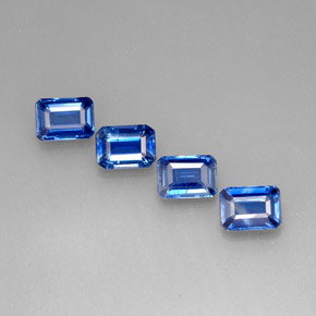 カラットの天然ブルーカイヤナイト（7.1×5.1 mm・エメラルドカット）