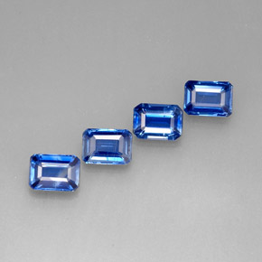 カラットの天然ブルーカイヤナイト（7.1×5.1 mm・エメラルドカット）