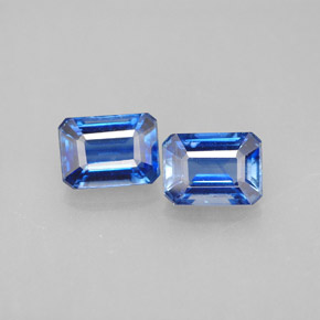 カラットの天然ブルーカイヤナイト（7.1×5.1 mm・エメラルドカット）