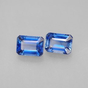 カラットの天然ブルーカイヤナイト（7.1×5.1 mm・エメラルドカット）