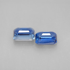 カラットの天然ブルーカイヤナイト（7.1×5.1 mm・エメラルドカット）
