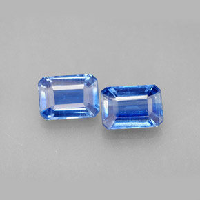 カラットの天然ブルーカイヤナイト（7.1×5.2 mm・エメラルドカット）