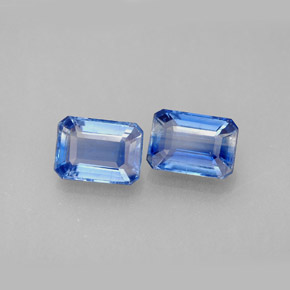 カラットの天然ブルーカイヤナイト（7.1×5.2 mm・エメラルドカット）