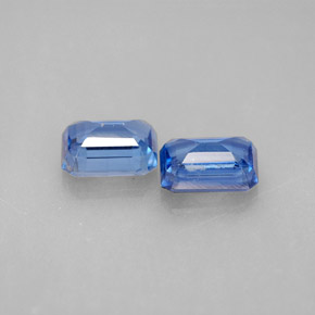 カラットの天然ブルーカイヤナイト（7.1×5.2 mm・エメラルドカット）