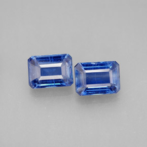 カラットの天然ブルーカイヤナイト（7.2×5.2 mm・エメラルドカット）