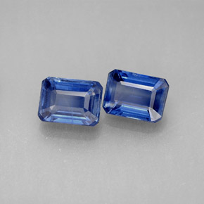 カラットの天然ブルーカイヤナイト（7.2×5.2 mm・エメラルドカット）