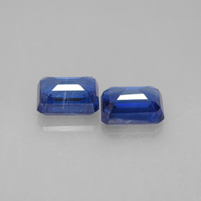 カラットの天然ブルーカイヤナイト（7.2×5.2 mm・エメラルドカット）