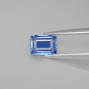 1.47カラットの天然ブルーカイヤナイト（7.2×5.2 mm・エメラルドカット）