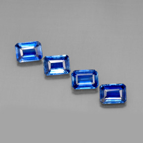 カラットの天然ブルーカイヤナイト（7.2×5.1 mm・エメラルドカット）