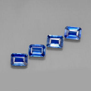 カラットの天然ブルーカイヤナイト（7.2×5.1 mm・エメラルドカット）