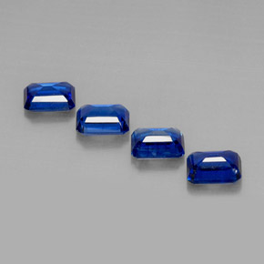 カラットの天然ブルーカイヤナイト（7.2×5.1 mm・エメラルドカット）