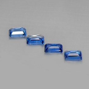 カラットの天然ブルーカイヤナイト（7.2×5.2 mm・エメラルドカット）