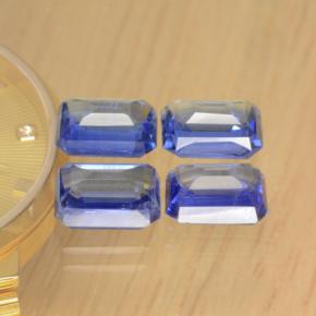 4.90カラットの天然ブルーカイヤナイト（7×5.1 mm・エメラルドカット）