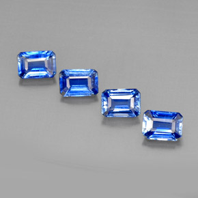 カラットの天然ブルーカイヤナイト（7.2×5.2 mm・エメラルドカット）