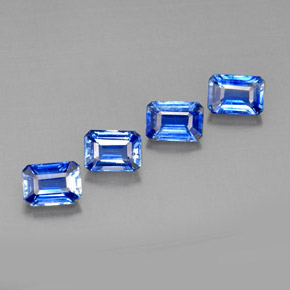 カラットの天然ブルーカイヤナイト（7.2×5.2 mm・エメラルドカット）