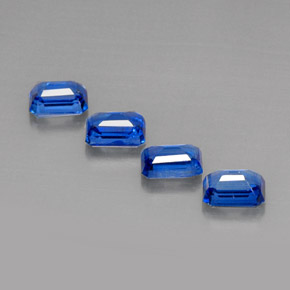 カラットの天然ブルーカイヤナイト（7.2×5.2 mm・エメラルドカット）