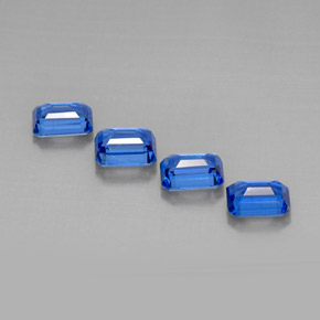 カラットの天然ブルーカイヤナイト（7.1×5.1 mm・エメラルドカット）
