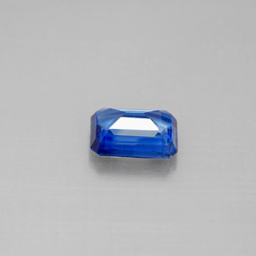 1.09カラットの天然ブルーカイヤナイト（6.9×5 mm・エメラルドカット）